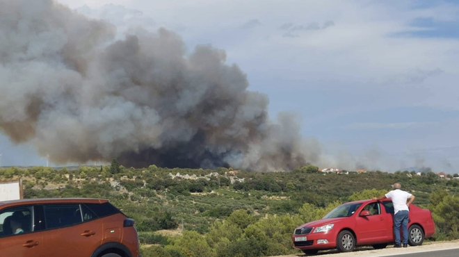 Na Hrvaškem izbruhnil velik požar (foto: Facebook/vatrogasci 193)