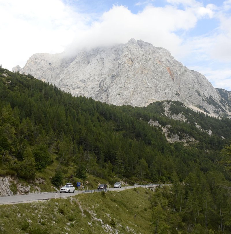 O prometnem kaosu na Vršiču so policisti poročali zlasti v nedeljo. Razlog so bila parkirana vozila na obeh straneh ceste, ki povezuje Zgornjesavsko dolino in Trento.
