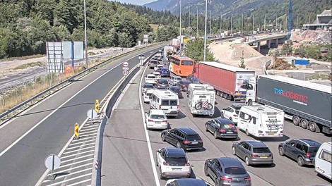 Pazljivo na cesti! V predoru Karavanke je zagorelo vozilo