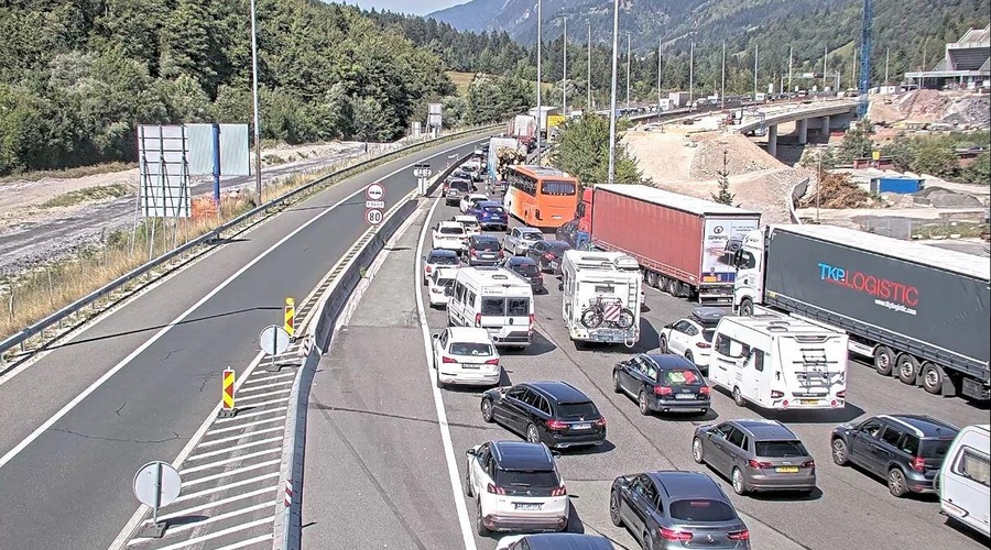 Pazljivo na cesti! V predoru Karavanke je zagorelo vozilo (foto: Facebook/Promet.si)