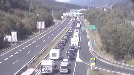 Nikar se ne vozite v smeri predora Karavanke: ta je po prometni nesreči že odprt, a ...