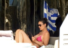 Demi Moore v bikiniju na Instagramu povsem drugačna kot v živo: paparaci v objektiv ujeli odvečno kožo in celulit