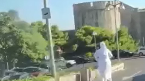 VIDEO: Redovnici "pobegnil" kovček na koleščkih! Temu se boste zagotovo nasmejali