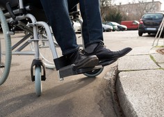 Voznica zaradi neprilagojene hitrosti trčila v osebo na invalidskem vozičku