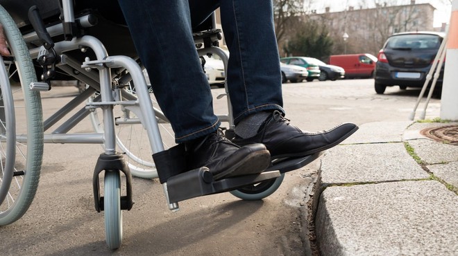 Voznica zaradi neprilagojene hitrosti trčila v osebo na invalidskem vozičku (foto: Profimedia)