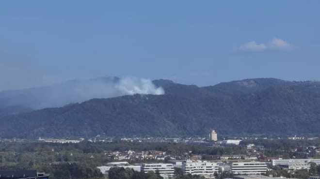 Nove informacije: požar je viden tudi iz središča Ljubljane, zaenkrat ne ogroža hiš (foto: Gasilska brigada Ljubljana)