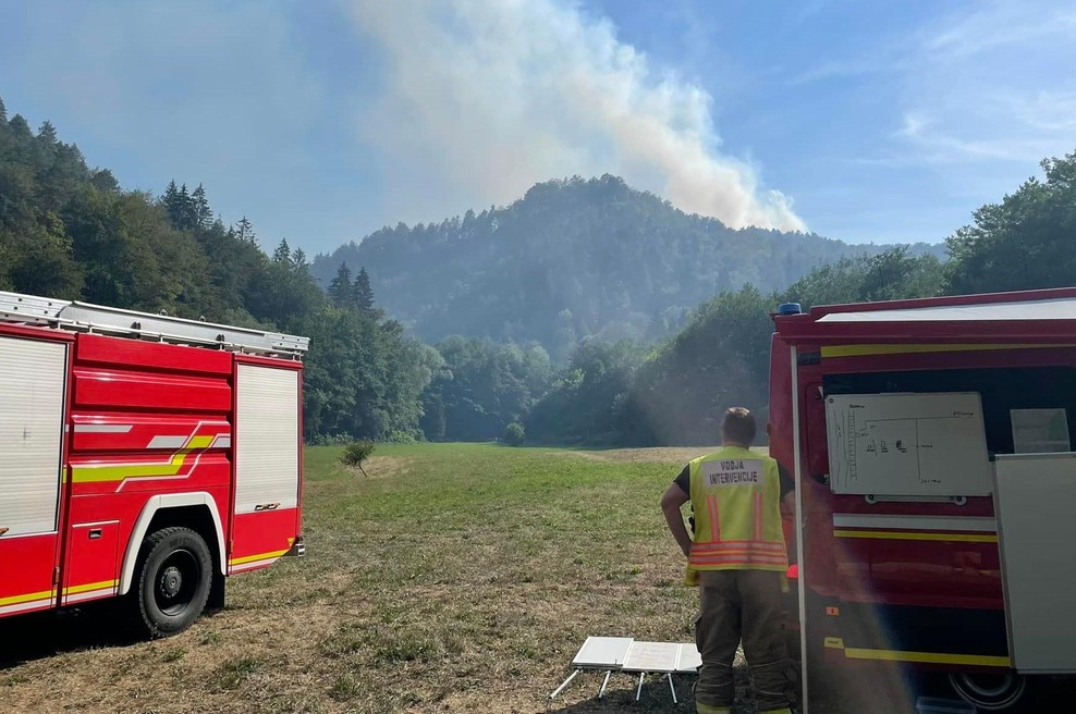 Požar v Ljubljani pod nadzorom: zakaj gasilci še ostajajo na terenu? (foto: Facebook/Gasilska brigada Ljubljana)