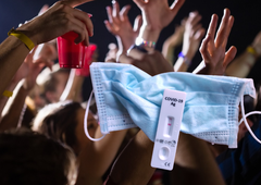 Nič več brez mask? NIJZ z NOVIMI priporočili na dogodkih in prireditvah