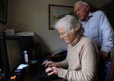 Do digitalnih bonov upravičenih le toliko ljudi, starejših od 55 let