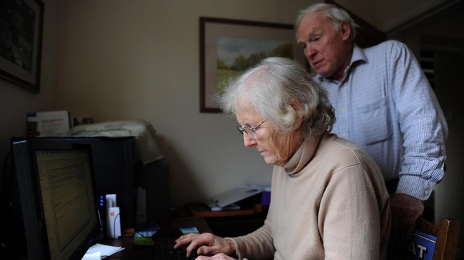 Do digitalnih bonov upravičenih le toliko ljudi, starejših od 55 let (foto: Profimedia)