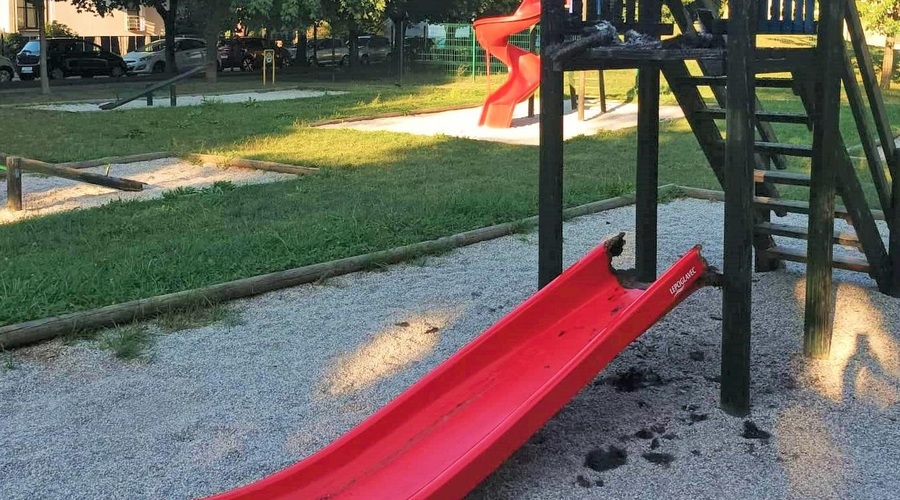 Koga motijo otroška igrala na igrišču v Kosezah? (foto: M.P.)