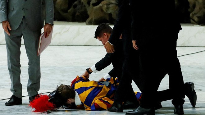 Papežev stražar se je zgrudil in z glavo udaril ob tla: pristojni so pojasnili, kaj se je zgodilo (foto: Twitter/News 5)
