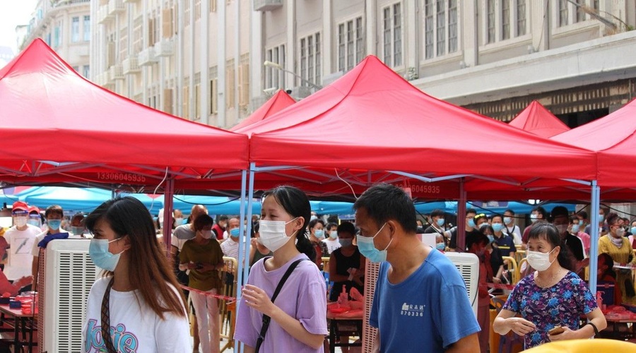 Kitajska z bizarnimi ukrepi zoper koronavirus buri duhove (foto: Profimedia)