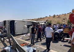 Huda nesreča avtobusa: umrli so gasilci, reševalci, novinarji ...