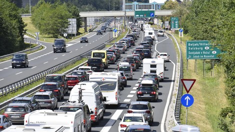 Previdno, če se odpravljate na pot: ceste polne pločevine in večkilometrskih zastojev!