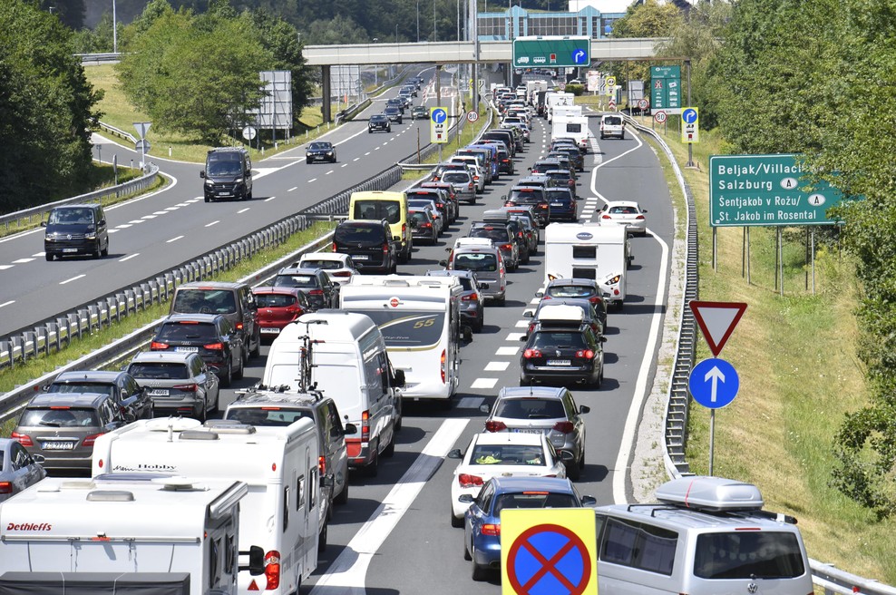 Previdno, če se odpravljate na pot: ceste polne pločevine in večkilometrskih zastojev! (foto: Bobo)