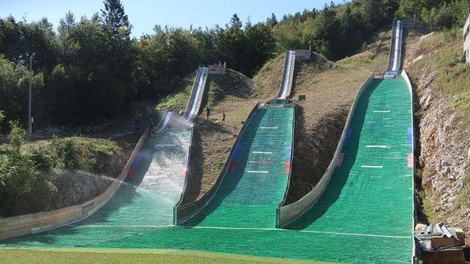Slovenija ima po več letih prizadevanj in prostovoljnega dela nov skakalni center! (foto: STA)