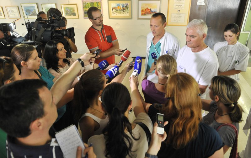 Dr. Anže Kristan in primarij Slobodan Macura dajeta izjavo za medije v UKC Ljubljana o balonarski nesreči leta 2012.