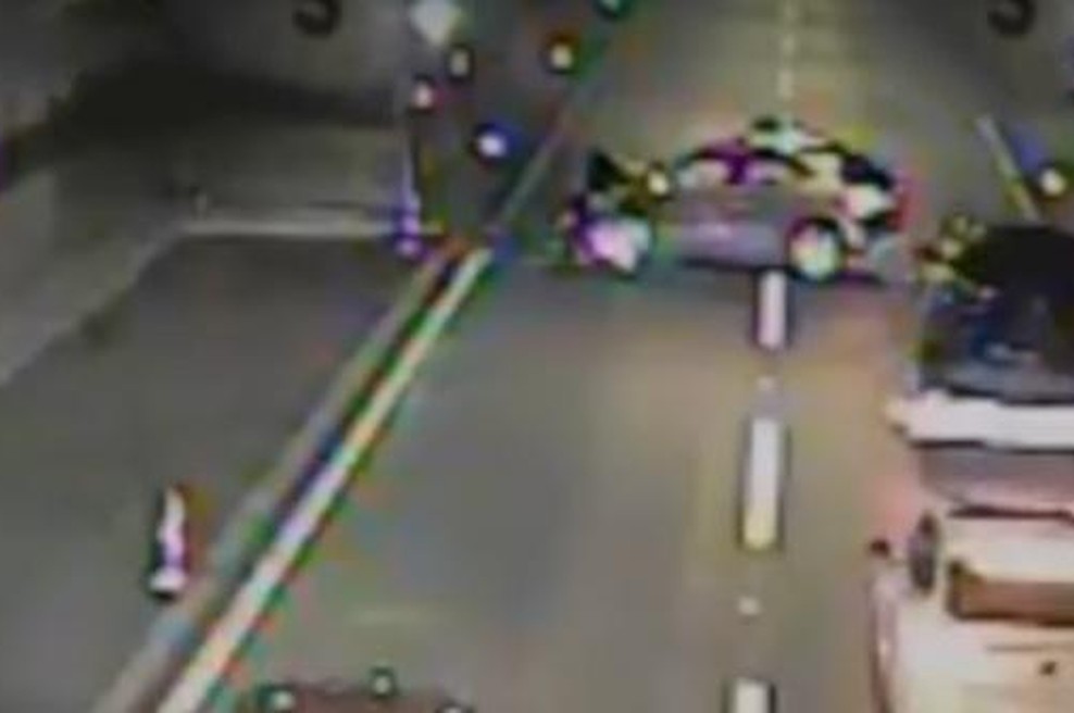 VIDEO: v predoru prišlo do trčenja, gasilci so morali razrezati vozilo (foto: Posnetek zaslona)
