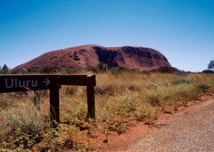 Avstralija ne popušča: visoka kazen za moškega, ki je plezal na sveto goro Uluru