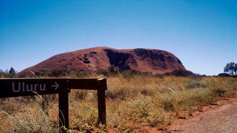 Avstralija ne popušča: visoka kazen za moškega, ki je plezal na sveto goro Uluru