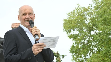 Ob začetku zbiranja podpisov se je je v predsedniško bitko podal še predstavnik civilne družbe