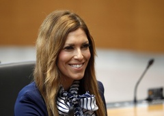 Eva Irgl je z objavljeno fotografijo sprožila plaz komentarjev: "Vipavska politična burja!"