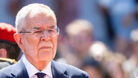 Avstrijski predsednik med planinarjenjem na Tirolskem doživel pretres možganov