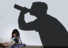 Starš alkoholik, otrok odvisnik. Ali obstaja povezava?