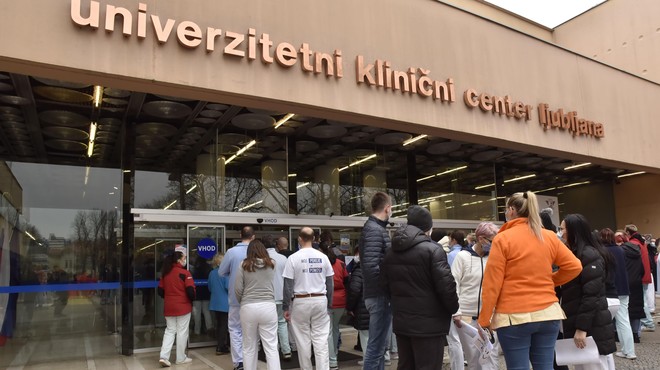 Kako je mogoče, da so zaupne informacije o pacientih v UKC Ljubljana zavarovane le z lesenimi vrati? (foto: Bobo)