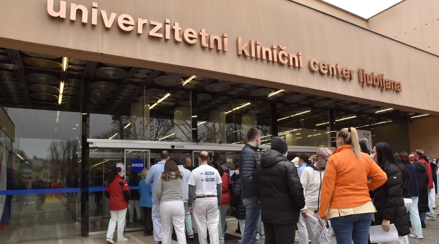 Kako je mogoče, da so zaupne informacije o pacientih v UKC Ljubljana zavarovane le z lesenimi vrati? (foto: Bobo)