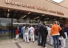 Kako je mogoče, da so zaupne informacije o pacientih v UKC Ljubljana zavarovane le z lesenimi vrati?
