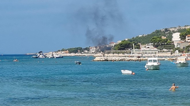 Na priljubljeni hrvaški plaži je prišlo do požara (foto: Facebook/DVD "Dalmacija" Dugi Rat)