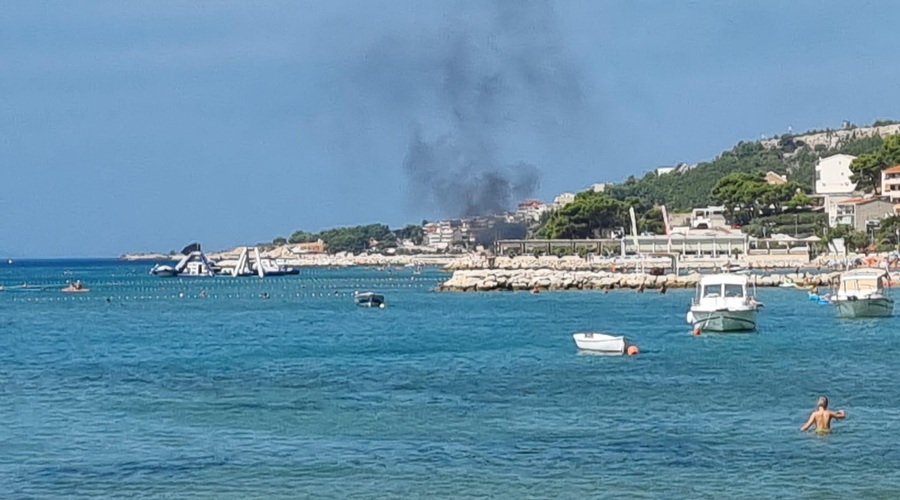 Na priljubljeni hrvaški plaži je prišlo do požara (foto: Facebook/DVD "Dalmacija" Dugi Rat)