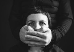 Zakaj žrtve zlorab molčijo (in storilcev ne prijavijo policiji)