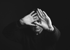 Policija še nima dovolj prijav za preiskavo, priča pa pravi: "Njegove zabave vsebujejo GHB"