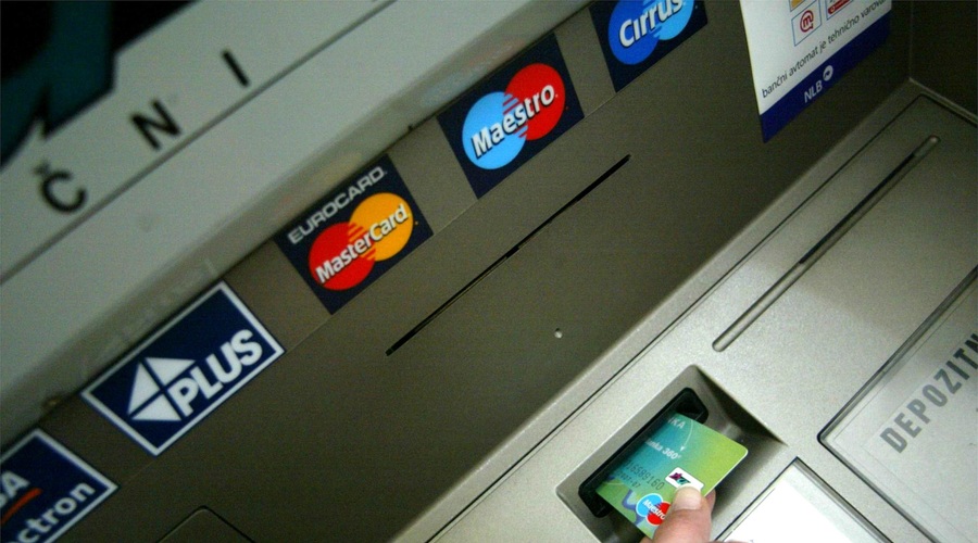 Hrvaška uvedla evro, 'oderuške' provizije za dvige na bankomatih ostajajo (to sta banki, ki bosta zaračunali največ) (foto: Bobo)