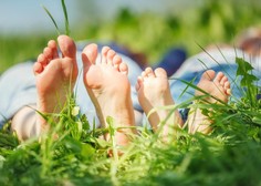 Bosonoga hoja po travi: zdravilni dotik z naravo