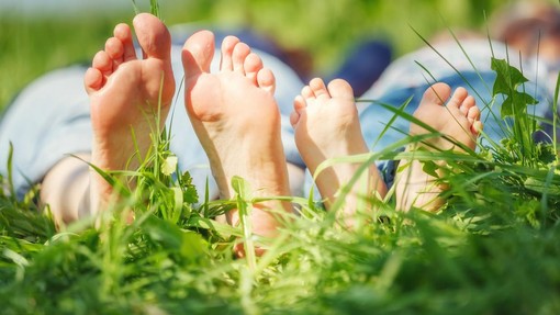 Bosonoga hoja po travi: zdravilni dotik z naravo