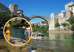 Po spletu zaokrožil posnetek razburjene turistke v Mostarju: "Le kako si drznejo?"