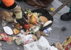 Zelo zaskrbljujoče: slovenska gospodinjstva zavržejo preveč hrane, kako bo ukrepala država?