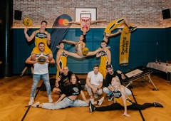 Dunking Devils pripravljajo 90-minutni cirkuško-akrobatski SPEKTAKEL z zvezdniško zasedbo