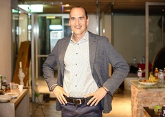 Vid Valič iskreno o očetovstvu in z ljubeznivo pohvalo: "Moja draga je pravi terminator!"