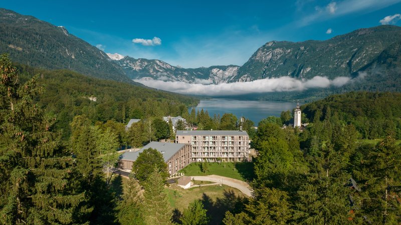 Hotel Bohinj se nahaja v neposredni bližini Bohinjskega jezera.