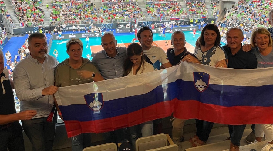 FOTO: To so znani obrazi, ki so v boju proti Francozom na tribuni podpirali slovenske odbojkarje (foto: Twitter Janez Janša)