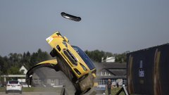 Tole se zgodi, ko trčita električni avto in avto s termičnim motorjem: prednost je na strani ...