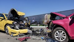 Tole se zgodi, ko trčita električni avto in avto s termičnim motorjem: prednost je na strani ...