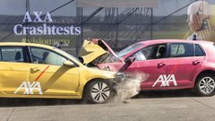 Tole se zgodi, ko trčita električni avto in avto s termičnim motorjem: prednost je na strani ...