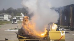 Tole se zgodi, ko trčita električni avto in avto s termičnim motorjem: prednost je na strani ...