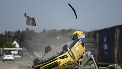 Tole se zgodi, ko trčita električni avto in avto s termičnim motorjem: prednost je na strani ...
